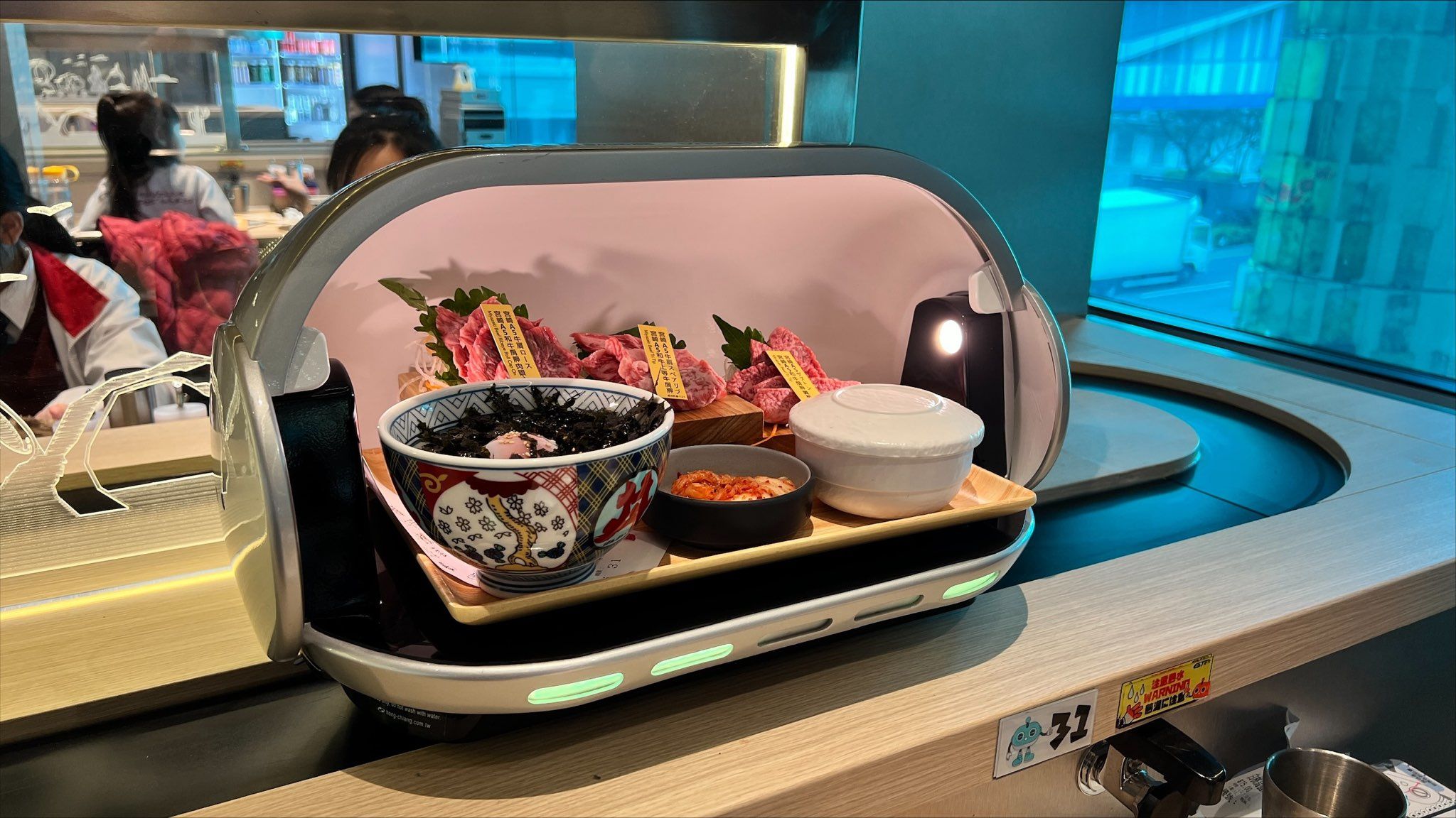 Rasakan masa depan bersantap dengan teknologi pintar mutakhir kami yang menetapkan standar baru dalam efisiensi.